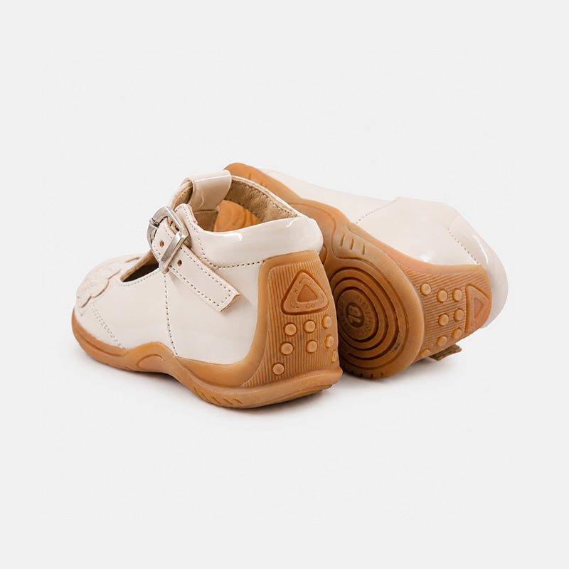 ZAPATO PIBE ÑA CHAROL BEIGE - 2422