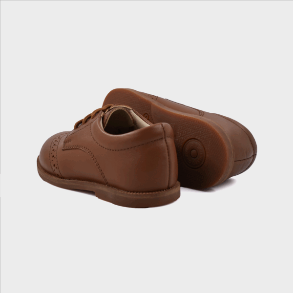 zapato marron de cuero para niño