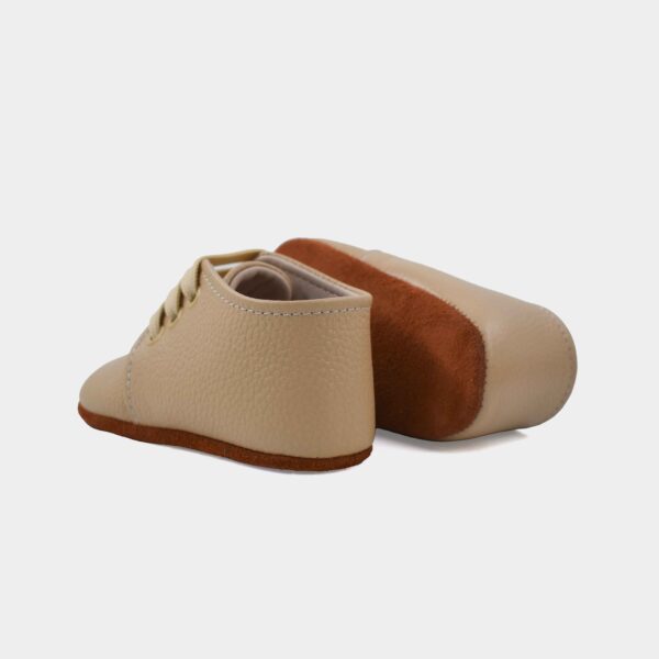 zapato de bebe de cuero badana color beige